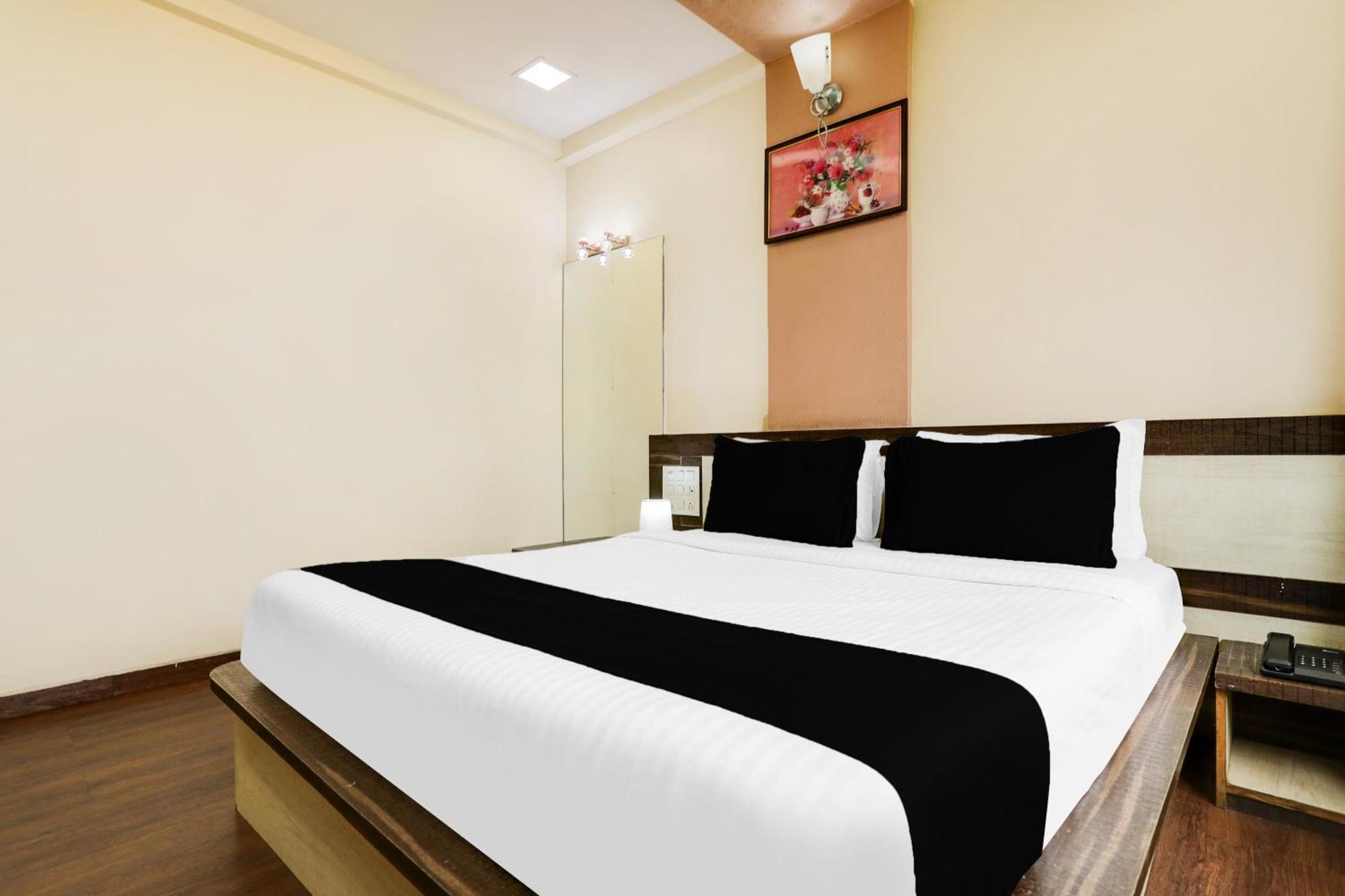 Super Hotel O Palkhi Road Near Sai Baba Temple Formerly Netra Sai شيردي المظهر الخارجي الصورة